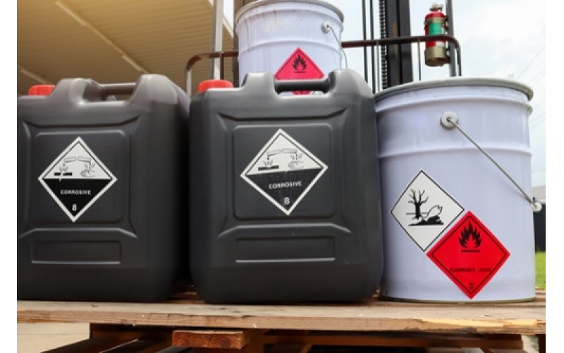 揭秘化工吸排軟管：如何為強(qiáng)腐蝕性化學(xué)品挑選“盔甲”